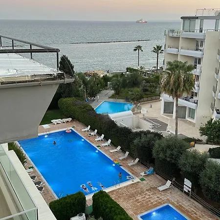 Beachfront With Kids Room, Pool & 2 Workspaces Apartament Limassol