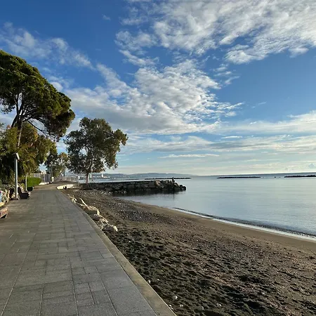 Apartament Beachfront With Kids Room, Pool & 2 Workspaces Limassol