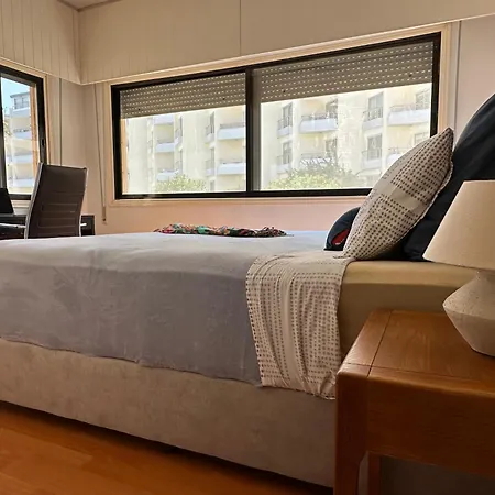 Beachfront With Kids Room, Pool & 2 Workspaces דירה