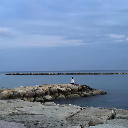 Beachfront With Kids Room, Pool & 2 Workspaces شقة ليماسول