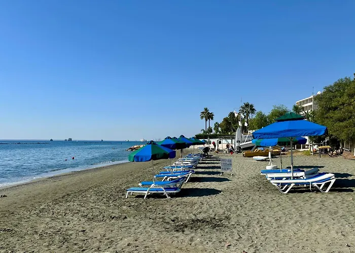 Apartmán Beachfront With Kids Room, Pool & 2 Workspaces