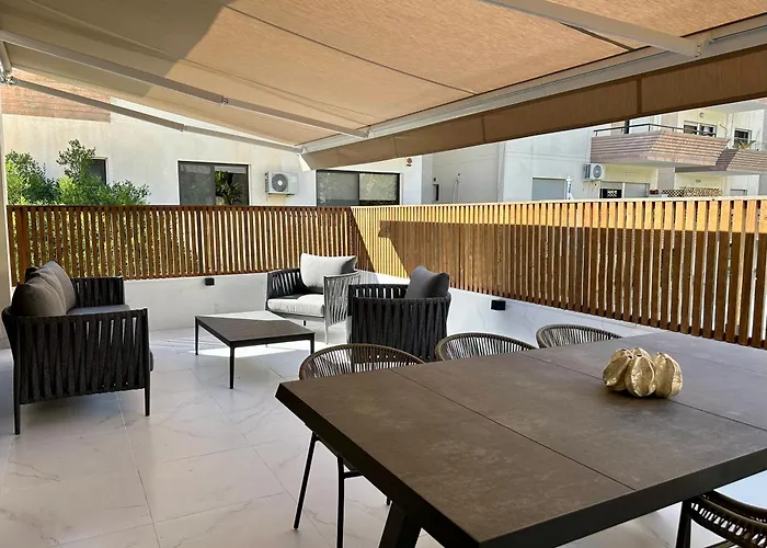 Apartmán Beachfront With Kids Room, Pool & 2 Workspaces Lemesos